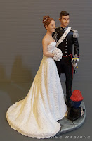 Statuetta per torta di matrimonio realizzata a mano, sposi abbracciati,  cake toppe artistico con sposi personalizzati sposo in uniforme da gala dei carabinieri- Creazione di Orme Magiche
