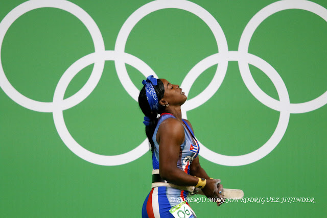 Marina de la Caridad Rodríguez Mitján  de Cuba, compite en la categoría de 63  Kg del levantamiento de pesas (femenino) de los Juegos Olímpicos de Río de Janeiro, en el Pabellón 2 , en Riocentro,  en Barra de Tijuca, Brasil, el 9 de agosto de 2016.