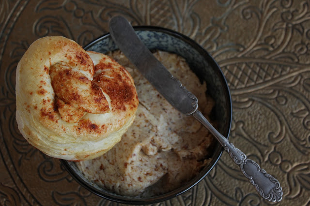 Brezeln mit Honig-Senf-Butter