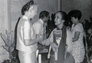 perempuan Indonesia pertama yang meraih gelar sarjana hukum