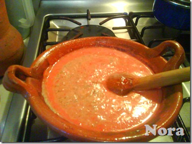 Añade el tomate molido y revuelve 