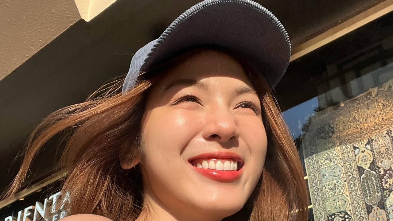 Monthana Chuthatus (@genefreez) – Most Cute Thai Trans Girl Street Style Hairstyles with Grey Trucker Hat