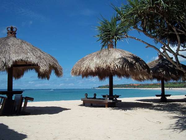 pantai nusa dua terkenal karena kebersihannya