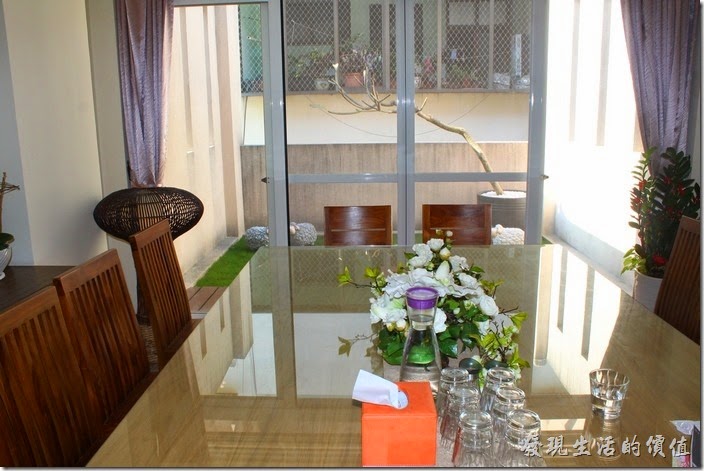 台南-L B_Coffee綠色咖啡廳。這裡就是點老闆最喜歡的三樓空中花園，從事內疚可以看到大片落地窗外的綠草還有禪意的樹木。