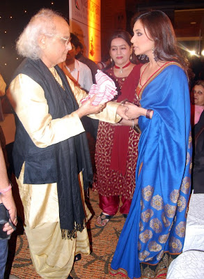 Rani Mukerji with Yash Chopra, Kiran Shantaram and Jeetendra at the V.Shantaram Awards 2009