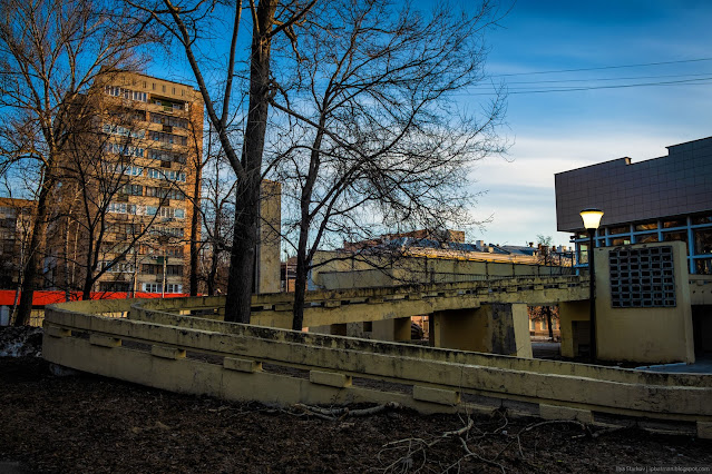 Винтовой мостик на второй этаж здания