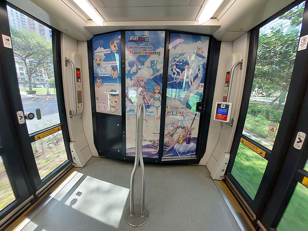 高雄輕軌美術館站「龍貓隧道」被譽為最美輕軌段，車廂彩繪好可愛