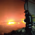 Servicios de emergencia trabajan en la extinción del incendio de una fabrica de calzado en Caravaca de la Cruz