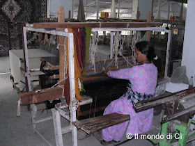 Una tessitrice all'opera a Manali 