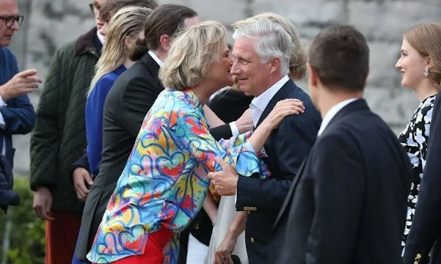 Queen Mathilde wore a fringed crepe top by Carolina Herrera. Crown Princess Elisabeth, Princess Eleonore and Princess Delphine