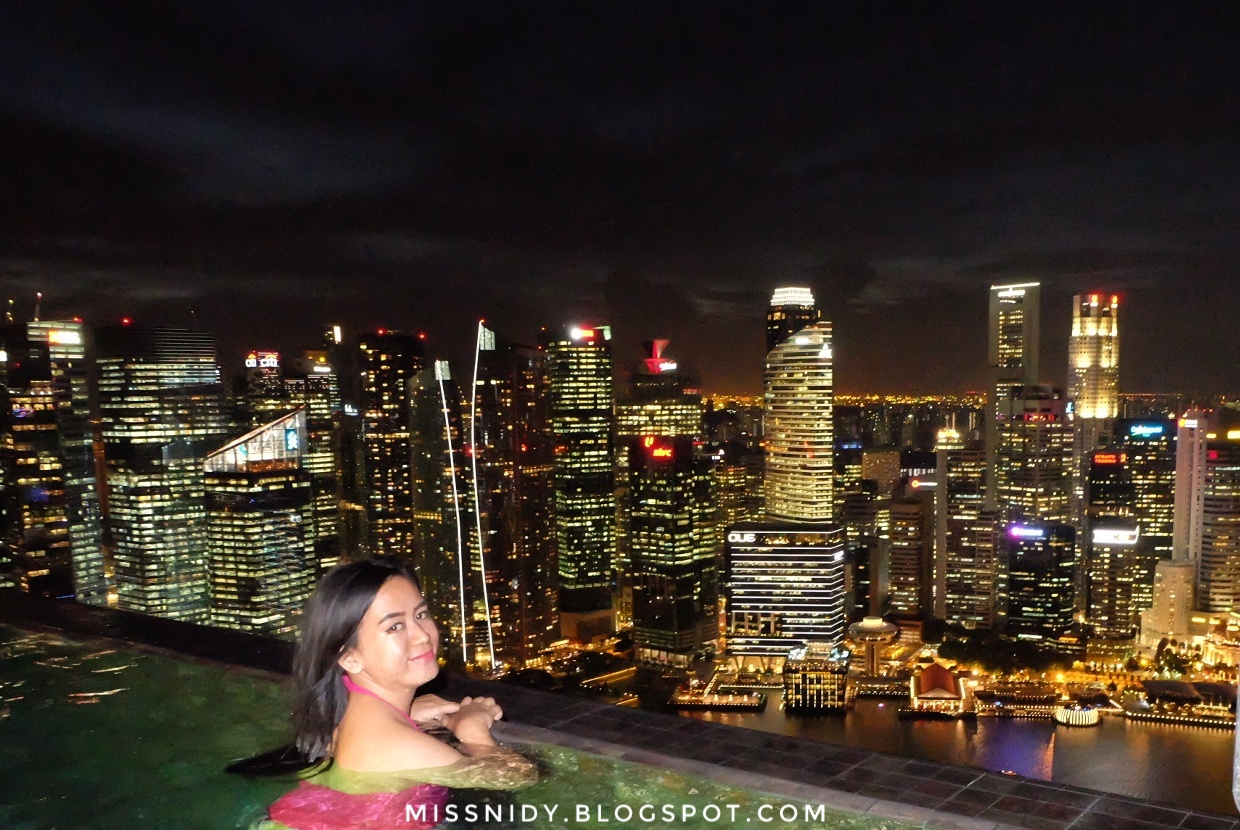 infinity pool marina bay sands hotel at night