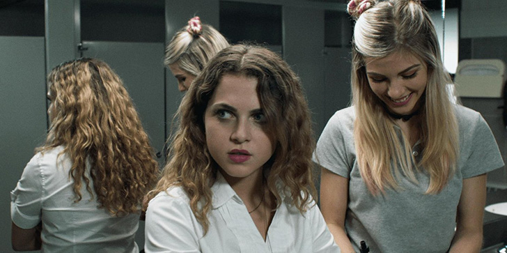 A atriz Anne Winters como Carly no filme 'Mãe e Pai', de Brian Taylor