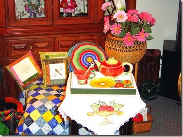 Surprize tabletopper w teapot