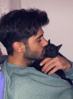 Dulce gato hace que su papá se vea perfecto antes de una gran cita