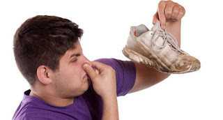 أسباب و علاج رائحة القدمين الكريهة
