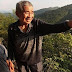 Hebat, Kakek Berusia 81 Tahun Membelah Gunung agar Desanya Teraliri Air