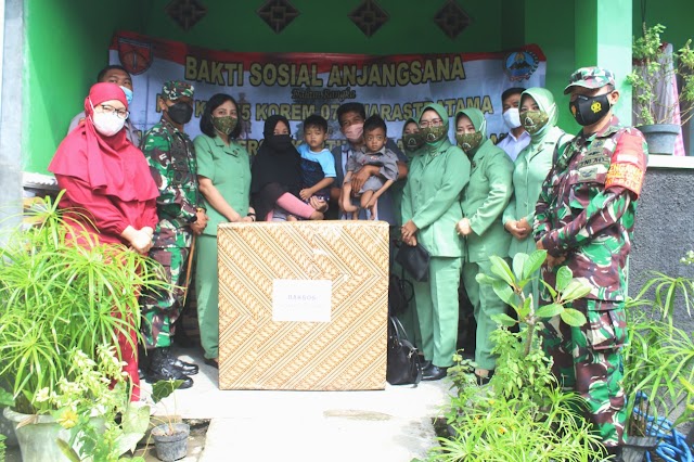 Bakti Sosial  Kodim 0726/Sukoharjo peringati HUT Korem 074/WRT dan Persit KCK, Dandim bagi Sembako dan Kursi roda.