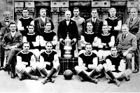 ASTON VILLA F. C. - Birmingham, Inglaterra - Temporada 1919-20 - George Ramsay (manager) Smart, Bate (directivo), Sam Hardy, Miles (directivo), Moss y Spencer (directivo); J. Devey (entrenador), Billy Kirton, Andy Ducat, Rinder (presidente), Billy Walker, Stephenson y Jones (directivo); Wallace, Frank Barson, Weston y Dorrell - ASTON VILLA 1 (Kirton) HUDDERSFIELD TOWN 0 - 24/04/1920 - FA Cup Final - Londres, Inglaterra, Stamford Bridge Stadium - Aston Villa gana su 6ª Copa de Inglaterra