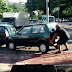 Vídeo de homem que tira carro de ciclovia no "braço" faz sucesso na internet