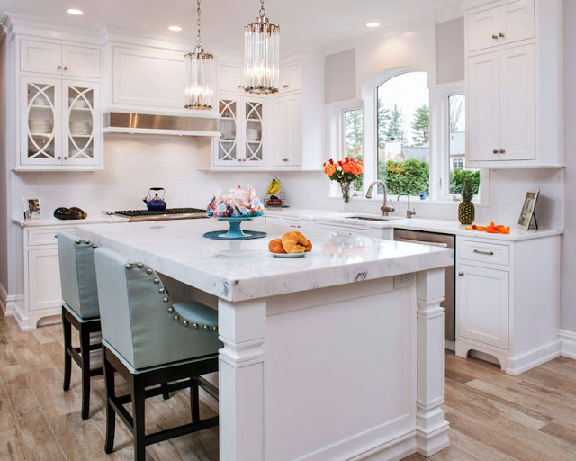 small-kitchen-with-kitchen-island-and-seating