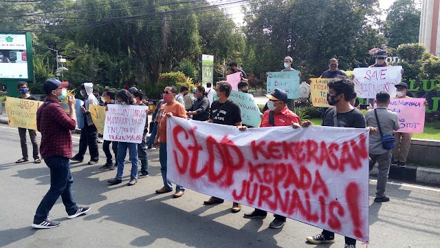 Aksi Solidaritas Puluhan Jurnalis di Sidoarjo Mengecam Kekerasan  Terhadap Wartawan TEMPO.