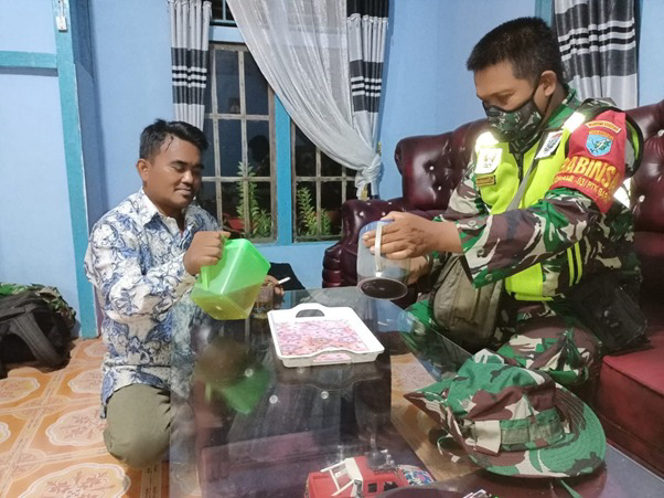 Manfaatkan Waktu Malam, Personil Satgas TMMD Ke-111 Kodim 1207/Pontianak Sambangi Rumah Ketua RT