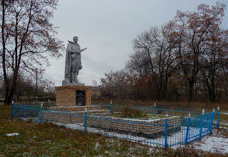 Желанна, Ясинуватський р-н, Донецька обл. Братська могила 18 померлих від ран військовополонених червоноармійців, яких зняли з потяга під час перевезення з Красноармійська до Ясинуватої і похованих на станції. Прізвища не відомі