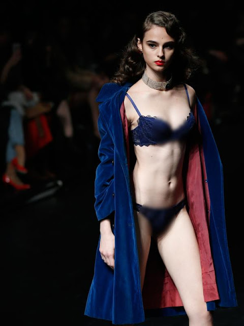 Model berpakaian lingerie