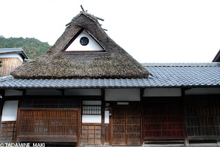 Thatched hat on tiled roof, near Adashino Nenbutsuji Temple, in Kyoto