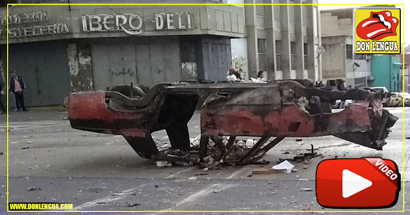 En este estado quedó la Av Fuerzas Armadas tras protestas nocturnas contra el régimen