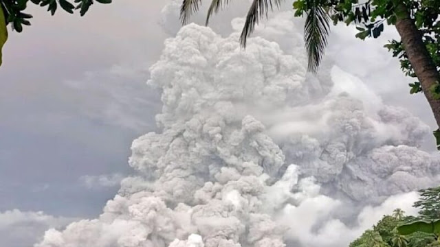 Gunung Ruang Lontarkan Abu Vulkanik setinggi 5 kilometer, Siaga Menjadi Awas