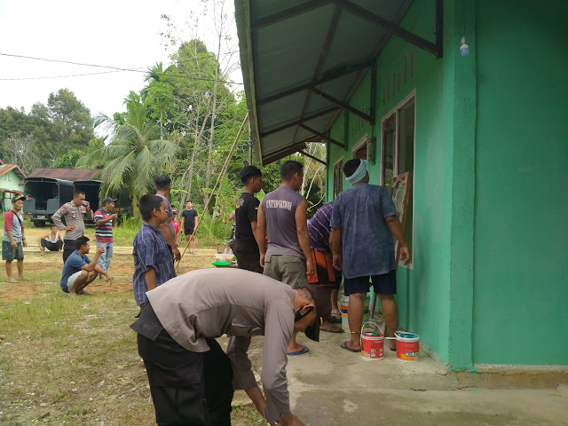 Pasca Insiden Perusakan Tempat Ibadah Kemarin, Warga Balai Harapan Dibantu Aparat Yang Berjaga Bersama-sama Bersihkan Surau Al-Iman