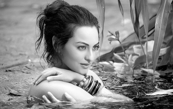 Hot Sonakshi Sinha Cleavage Pictures
