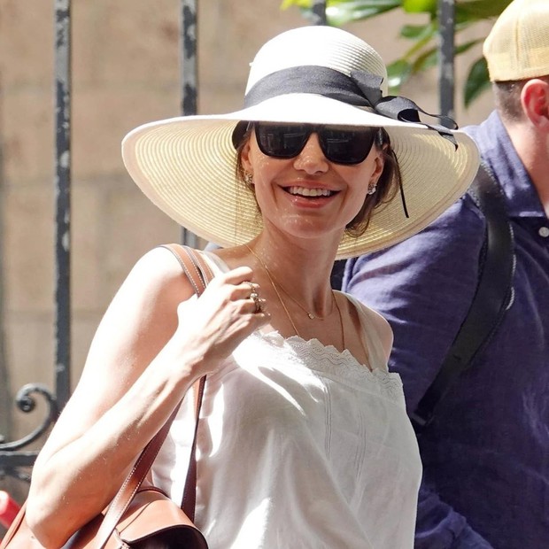 Angelina Jolie tái xuất rạng ngời trên phim trường, <a href=