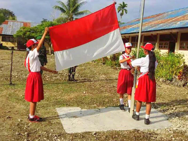 Satgas Yonif 121 Gelar Upacara Bendera dengan Siswa SD dan TK di Naramben