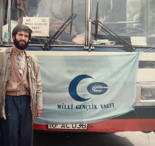 Osman Nuri Kabaktepe gençlik yıllarında milli gençlik vakfı döneminden bir fotoğraf