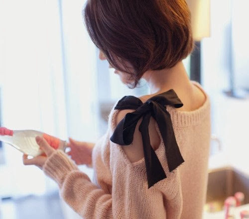 Vía Pinterest por Kathleen Loach en http://grosgrainfabulous.blogspot.com.es/2012/10/sweater-embellishment-ribbon-shoulders.html foto by http://guang.taobao.com/?from=lovejie