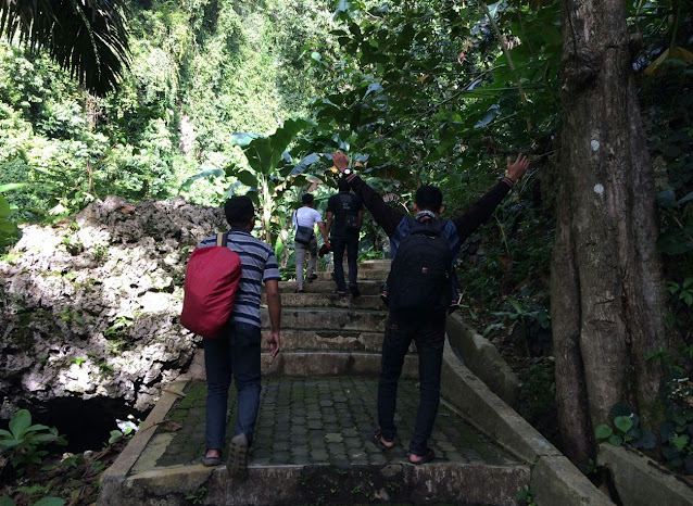 Jalan kaki menuju goa