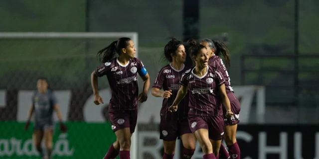 Jogadoras da Ferroviária comemorando um dos gols da classificação