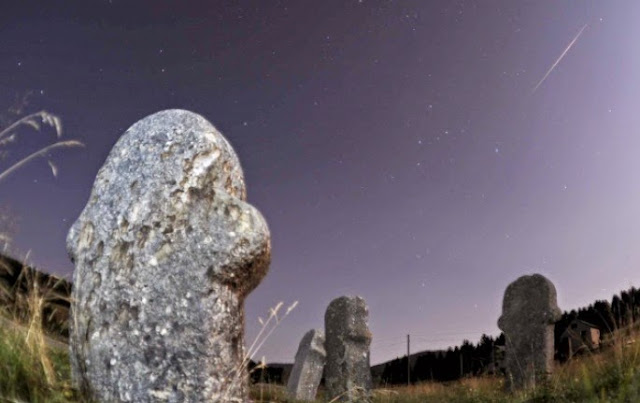 Hujan meteor Perseid di atas situs arkeologi Maculje di Novi Travnik, Bosnia dan Herzegovina