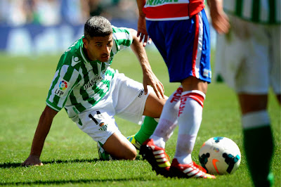 Salva Sevilla durante el partido Real Betis - Granada