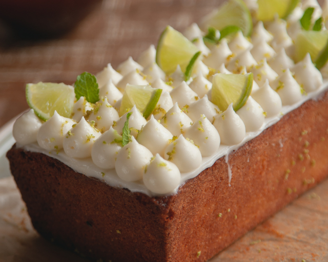 Bolo de limão com cobertura de chantilly