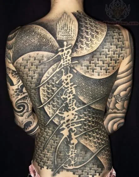 espectacular tatuaje e la espalda en 3d