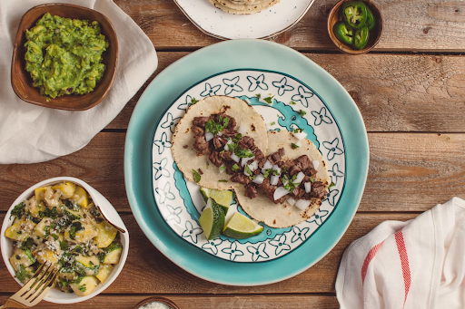 Comida mexicana en platos sobre una mesa.
