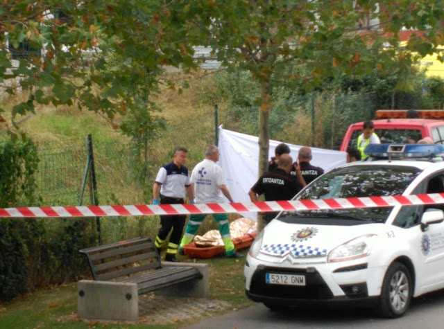 Efectivos de emergencias, con el cuerpo recuperado