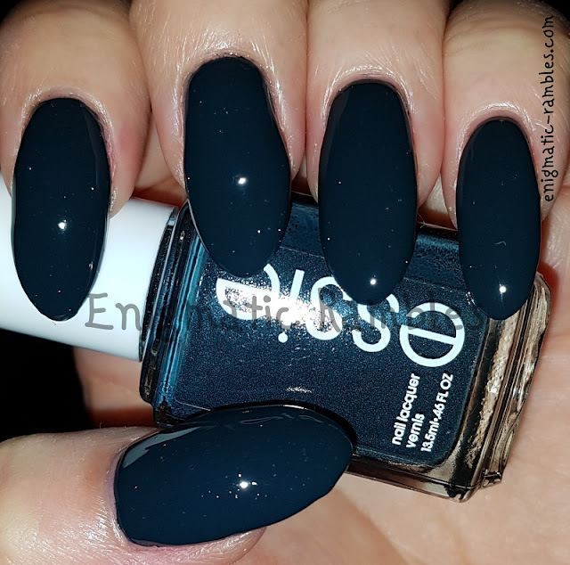 Swatch-Essie-Mind-Your-Mittens