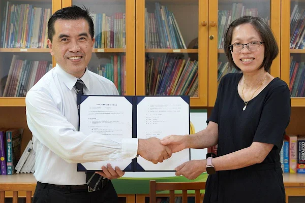 ▲大葉大學外語學院李美麗副院長(右)與忠欣股份有限公司徐一致經理(左)代表雙方簽約。（大葉大學提供）