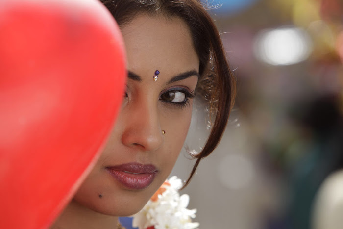 richa gangopadhyay saree from osthi movie unseen pics