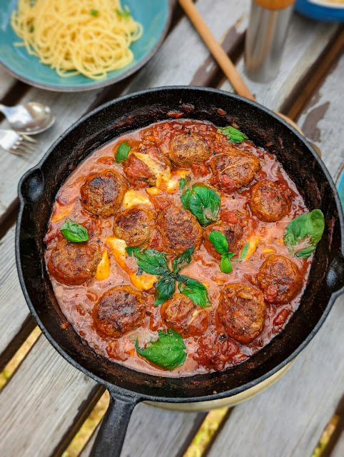 Hackbällchen mit Tomatensauce und Mozzarella vom Buchenholzfeuer