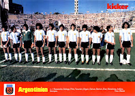 SELECCIÓN DE ARGENTINA - Temporada 1980-81 - Passarella, Gallego, Fillol, Tarantini, Olguín, Galván, Bertoni, Ramón Díaz, Maradona, Ardiles, y Kempes - ALEMANIA FEDERAL 1 (Hrubesch) ARGENTINA 2 (Kaltz p.p., Ramón Díaz) - 01/01/1981 - Copa de Oro de Campeones Mundiales, fase de grupos - Montevideo, Uruguay, estadio Centenario